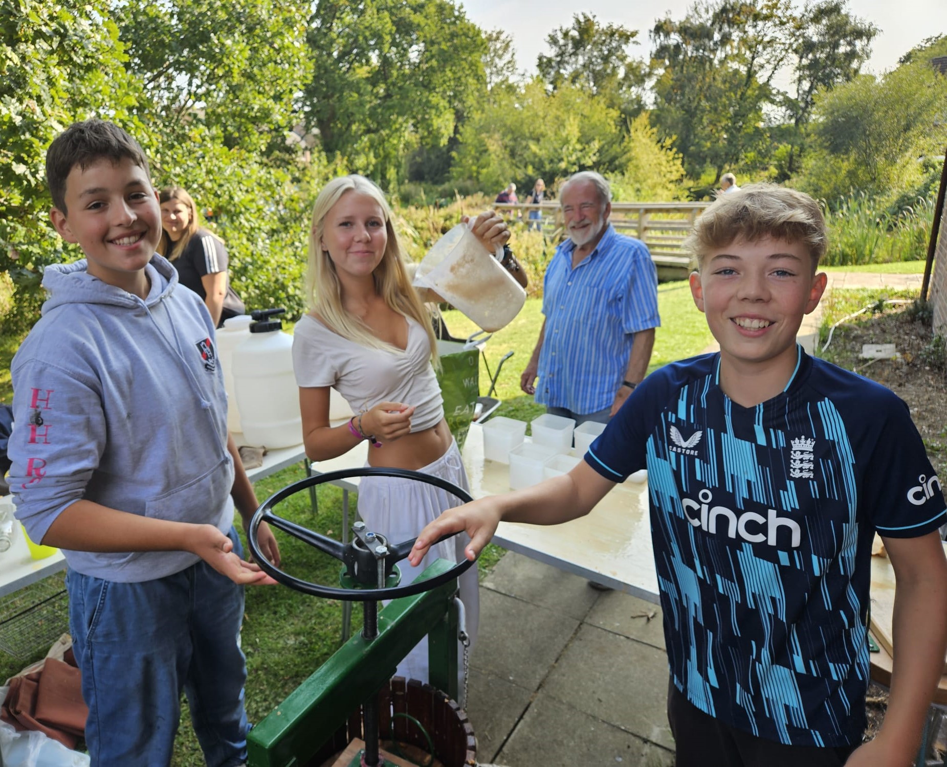 Apple Pressing by Youngsters